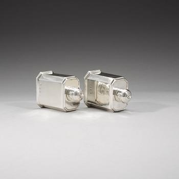 A pair of English 18th century silver tea caddies, Thomas Parr, London 1719.