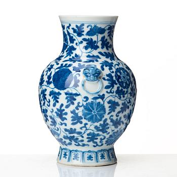 A blue and white vase, Qing dynasty, 19th Century.