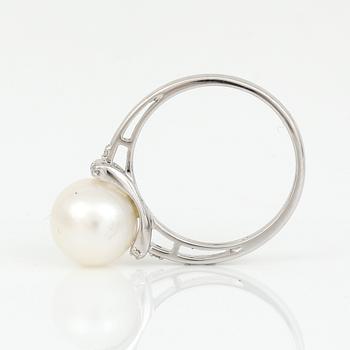 RING, 14K vitguld med odlad pärla och små diamanter tot ca 0,08 ct. Total vikt ca 3,58 g.