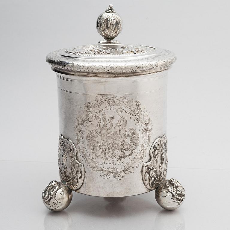 Andreas Berg, dryckeskanna, silver, (verksam 1712-1717), Pärnu, Estland. Senbarock.
