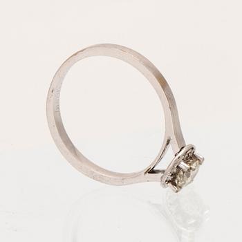 An 18K white gold ring set with round brilliant-cut diamonds.