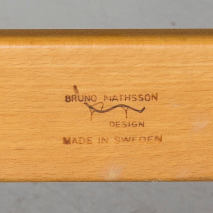 BRUNO MATHSSON - FÅTÖLJ, 'Eva, hög', med läsbord, 1950-60-tal.