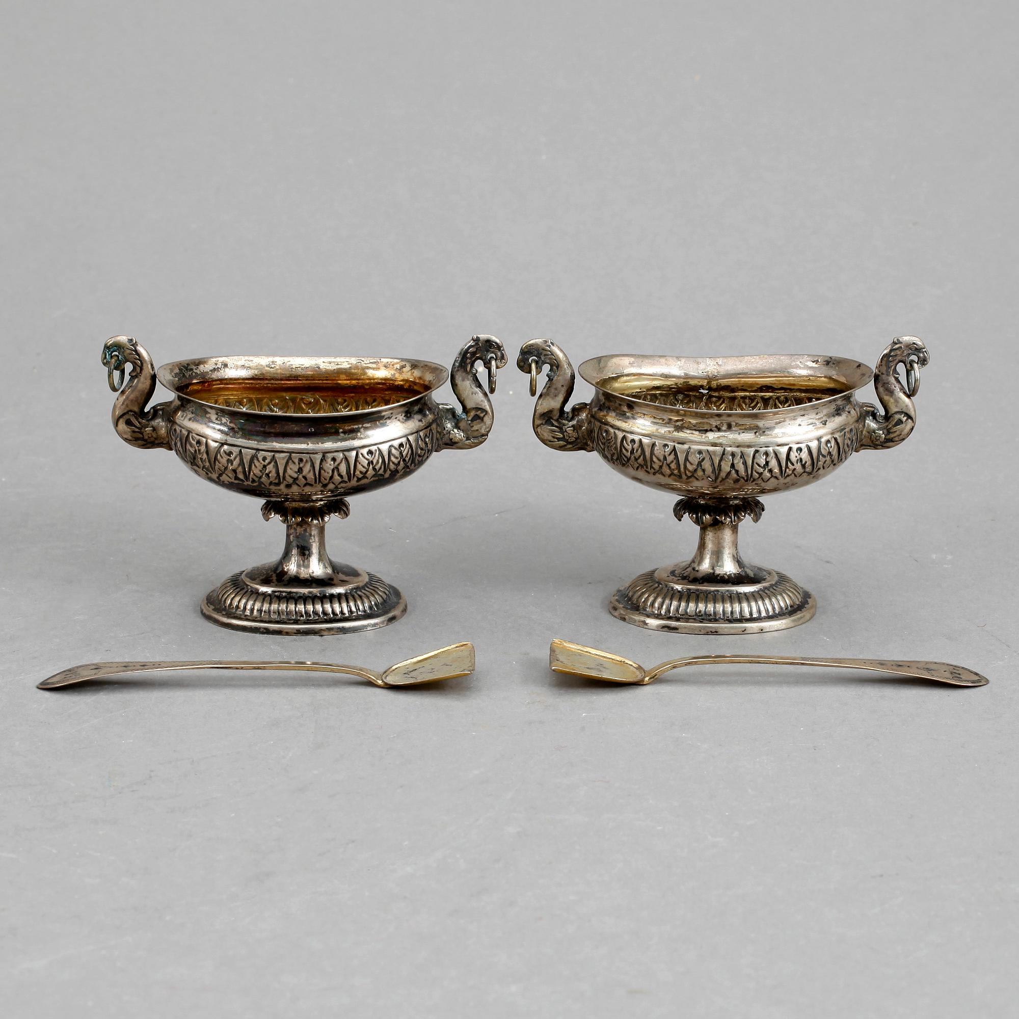 SALTKAR, ett par, silver, oidentifierade stämplar, Europa, sannolikt 1800-talets första hälft. Tot ca 89 gram.