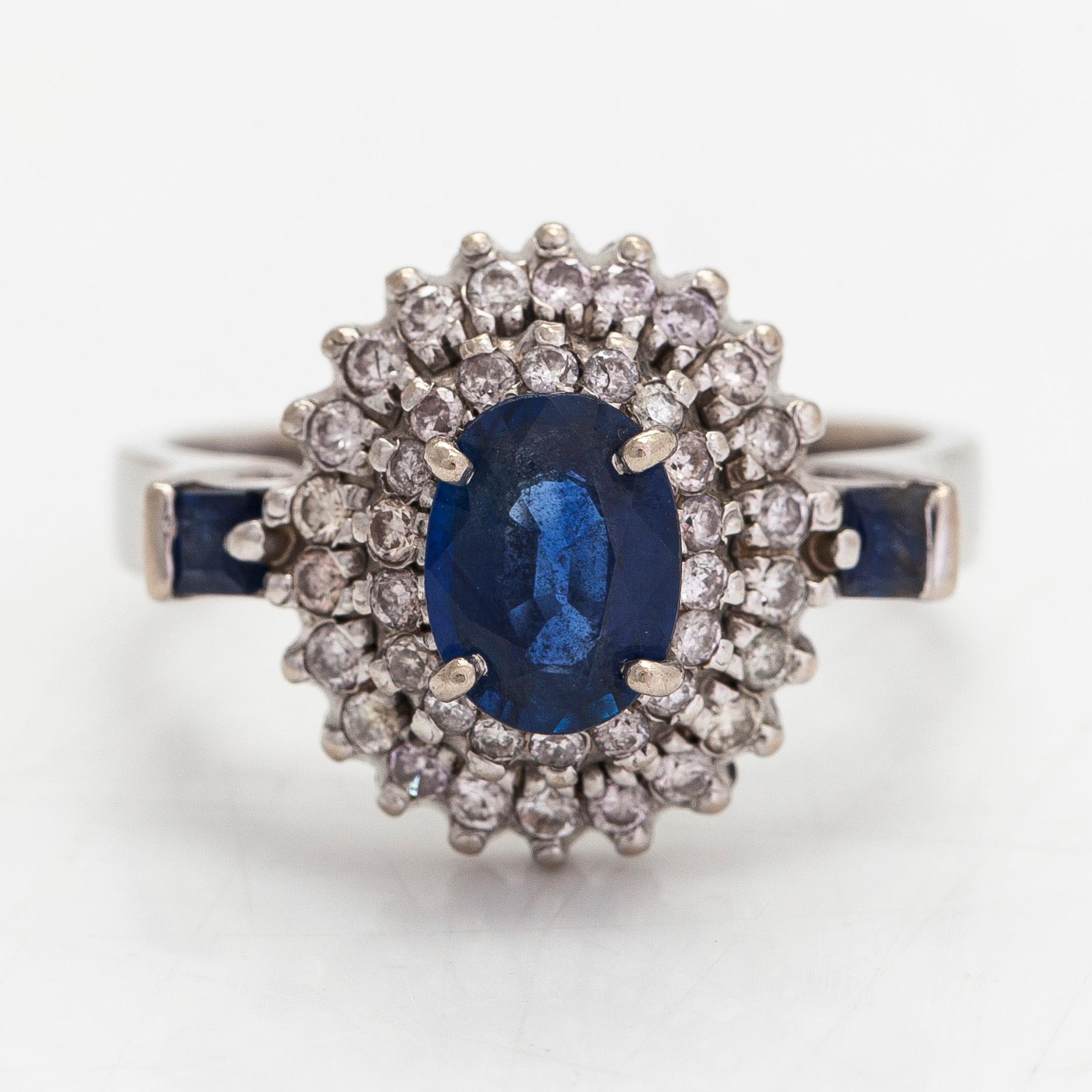 Sormus, n. 14K valkokultaa, safiireja ja timantteja yht. n. 0.40 ct.