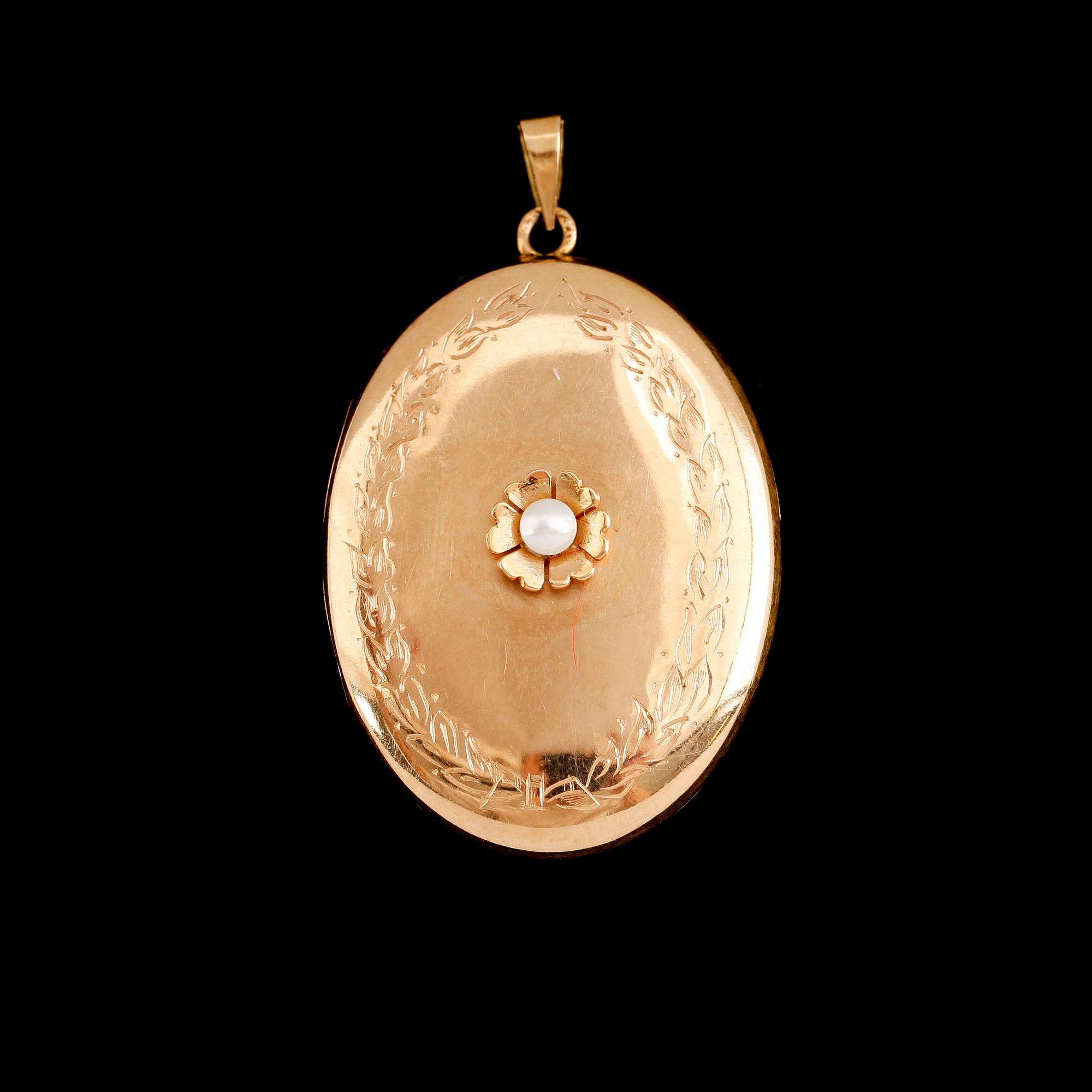 MEDALJONG, 18 k guld, med odlad sötvattenpärla. Vikt ca 8 gram.