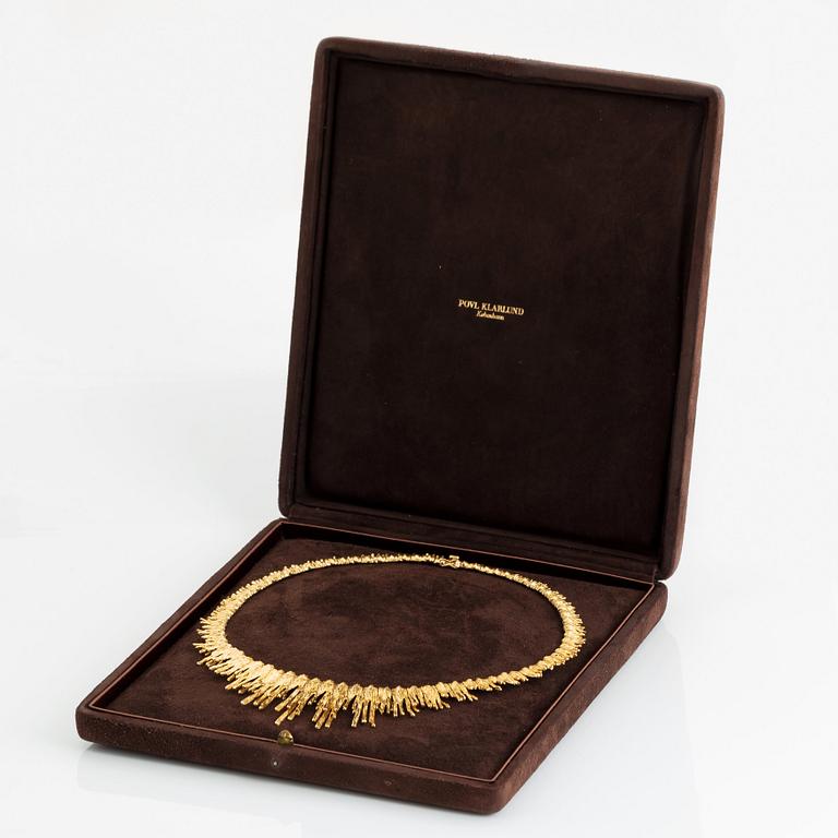 An 18K gold necklace.