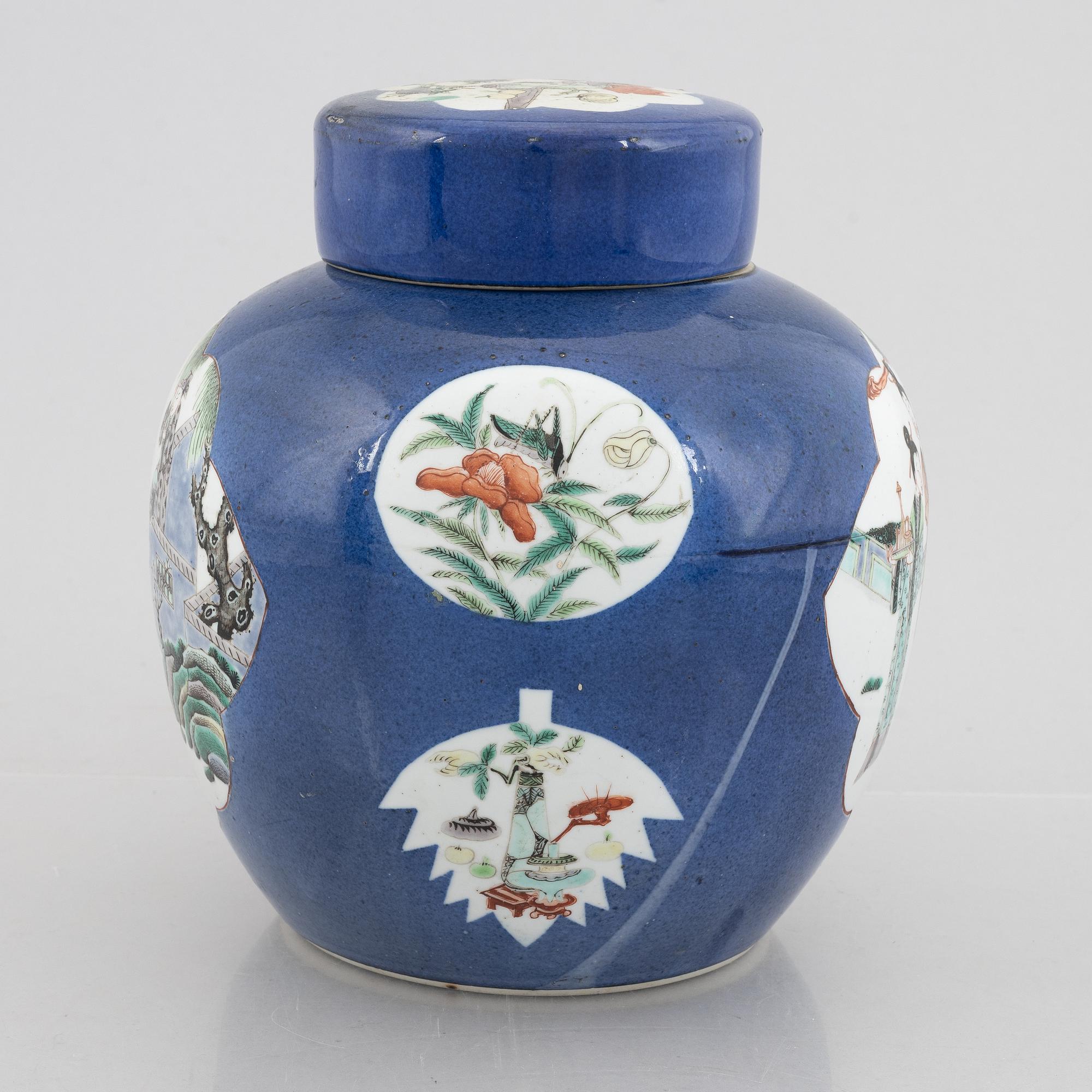 A porcelain pot with cover, China, early 20th century.