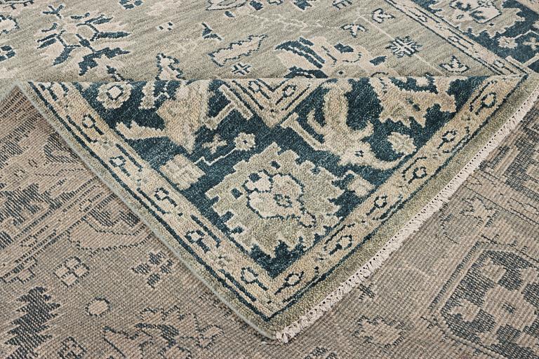 An oriental carpet with Mamluk design, c. 372 x 277 cm.