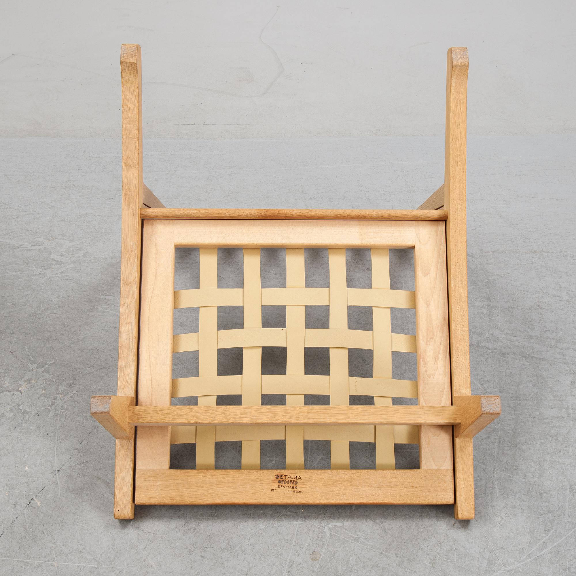 Hans J Wegner, a pair of oak easy chairs model 'GE-370', Getama, Denmark, second half of the 20th century.