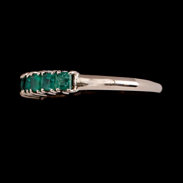 RING, 18 k vitguld, gröna stenar, svenska stämplar 1983, total vikt ca 3 g.