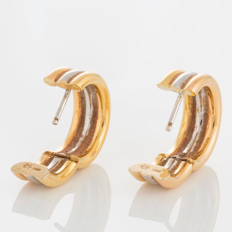 A pair of earrings in 18K tri-colour gold.