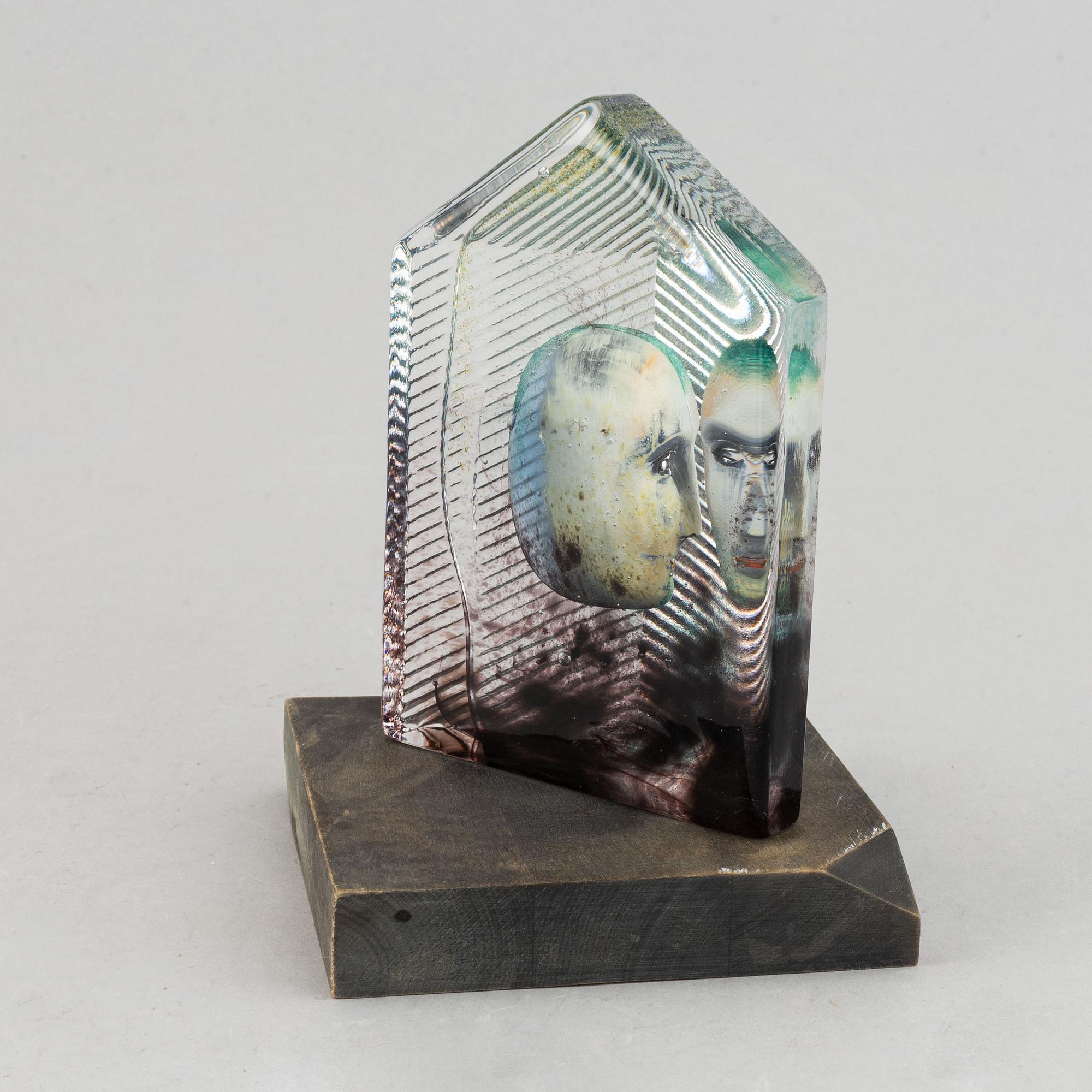 Bertil Vallien, a glass sculpture, numbered 8BV ATT 999021/500, and signed  B. Vallien.