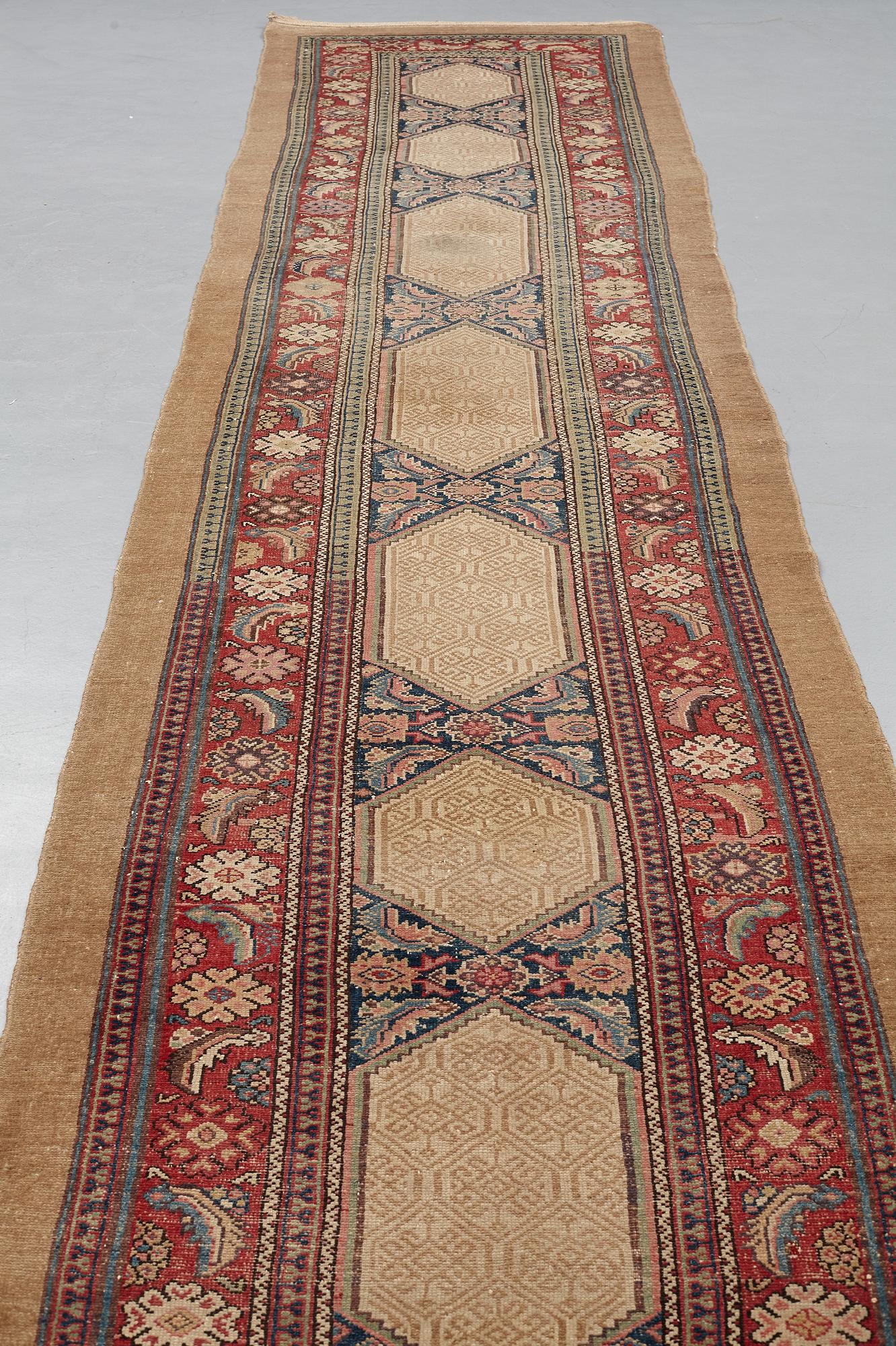 MATTO, an antique/semi-antique Hamadan, one of a pair, ca 517,5 x 112,5 cm (as well as 2 cm flat weave at each end).