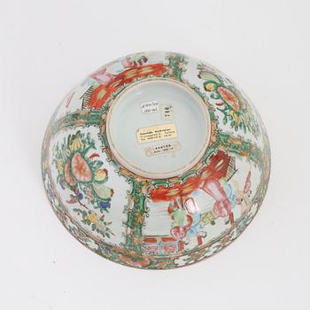 A Chinese porcelain bowl, Canton, second 19th/20th Century.