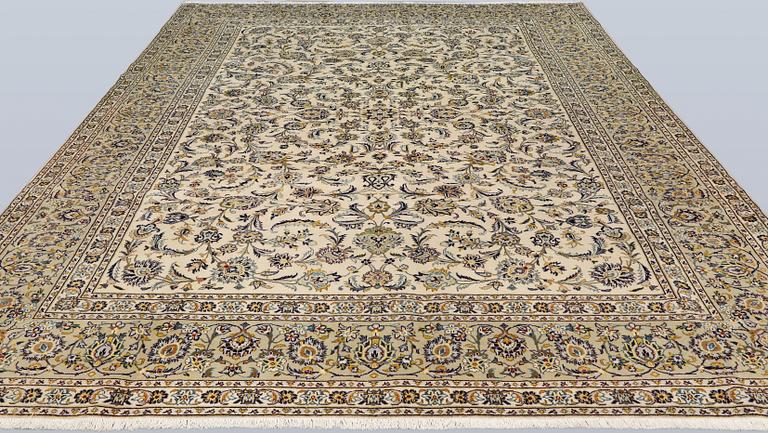 A Keshan carpet, approx. 388 x 285 cm.