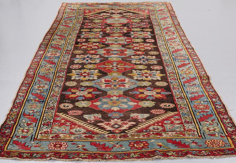 MATTA, antik Karabagh kelly, omkring 1870-1890, ca 330 x 157 cm (samt en kortsida med 1-3 cm slätväv).