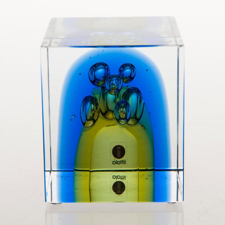 OIVA TOIKKA,  An annual glass cube, signed Oiva Toikka Nuutajärvi 2007 and numbered 346/2000.