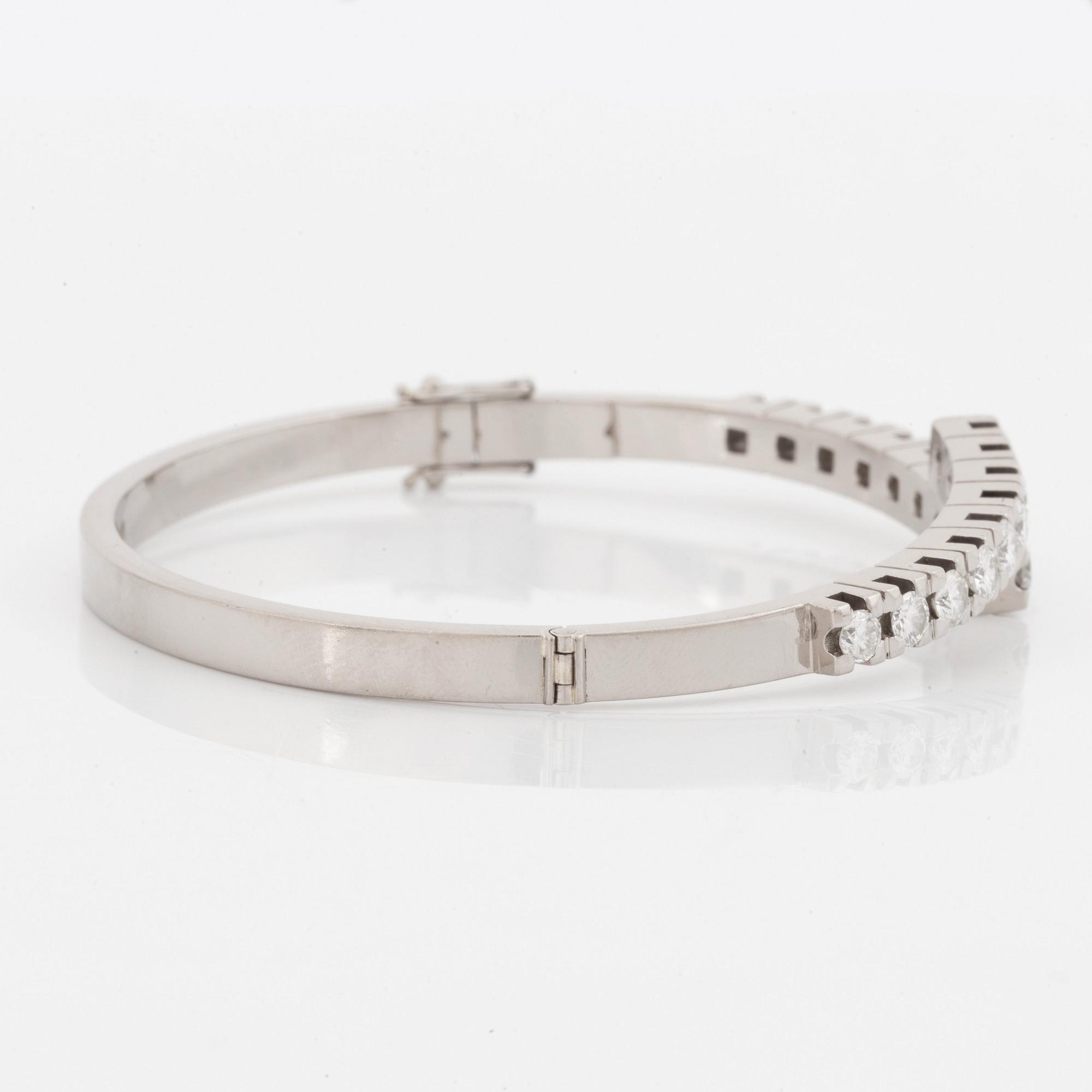 Armband 18K vitguld med runda briljantslipade diamanter.