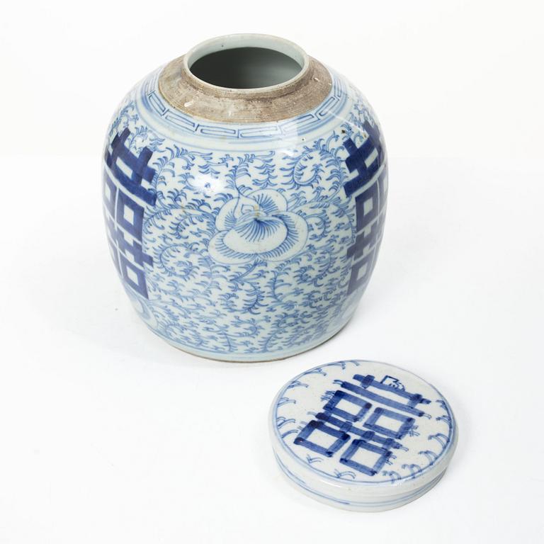 A Chinese blue and white porcelain jar with cover, late Qing dynasty.