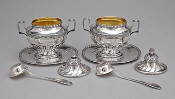 SOCKERSKÅLAR, ett par, silver, C G Hallberg, Stockholm, 1917. Totalvikt ca 1086 g.