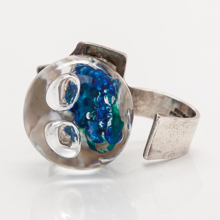Björn Weckström, Ring "Förstelnad sjö", sterlingsilver och akryl. Lapponia 1973.