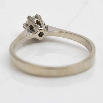 Ring solitär 18K vitguld med en diamant.