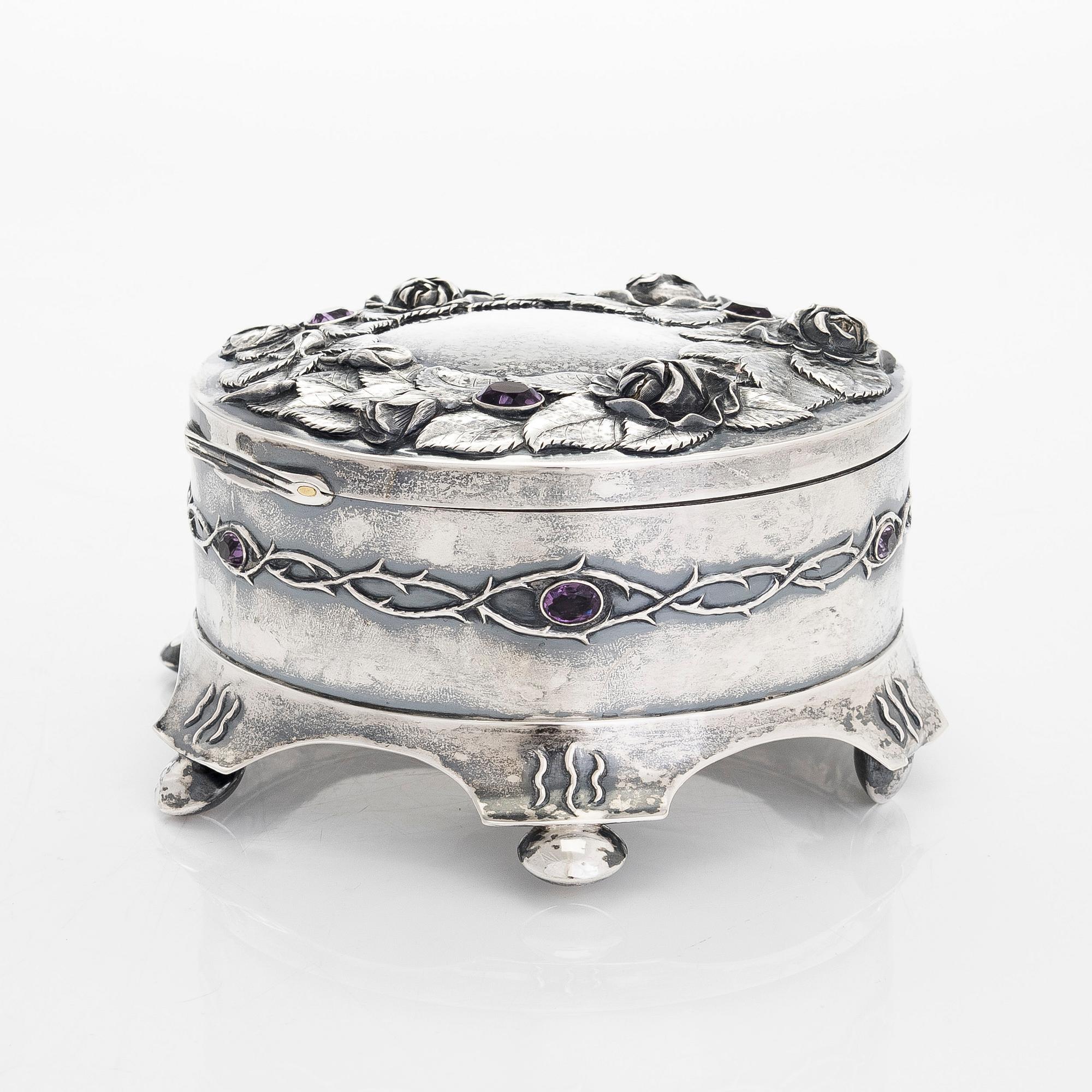 A silver jewellery box with cut amethysts, Sahlstedt, Turku 1921.