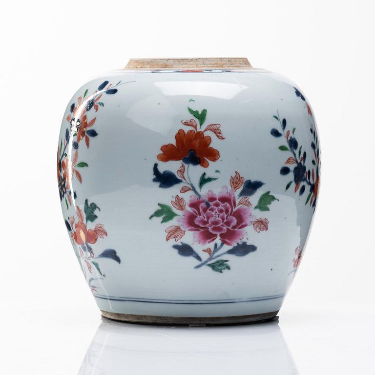 A famille rose jar, Qing dynasty, Qianlong (1736-95).