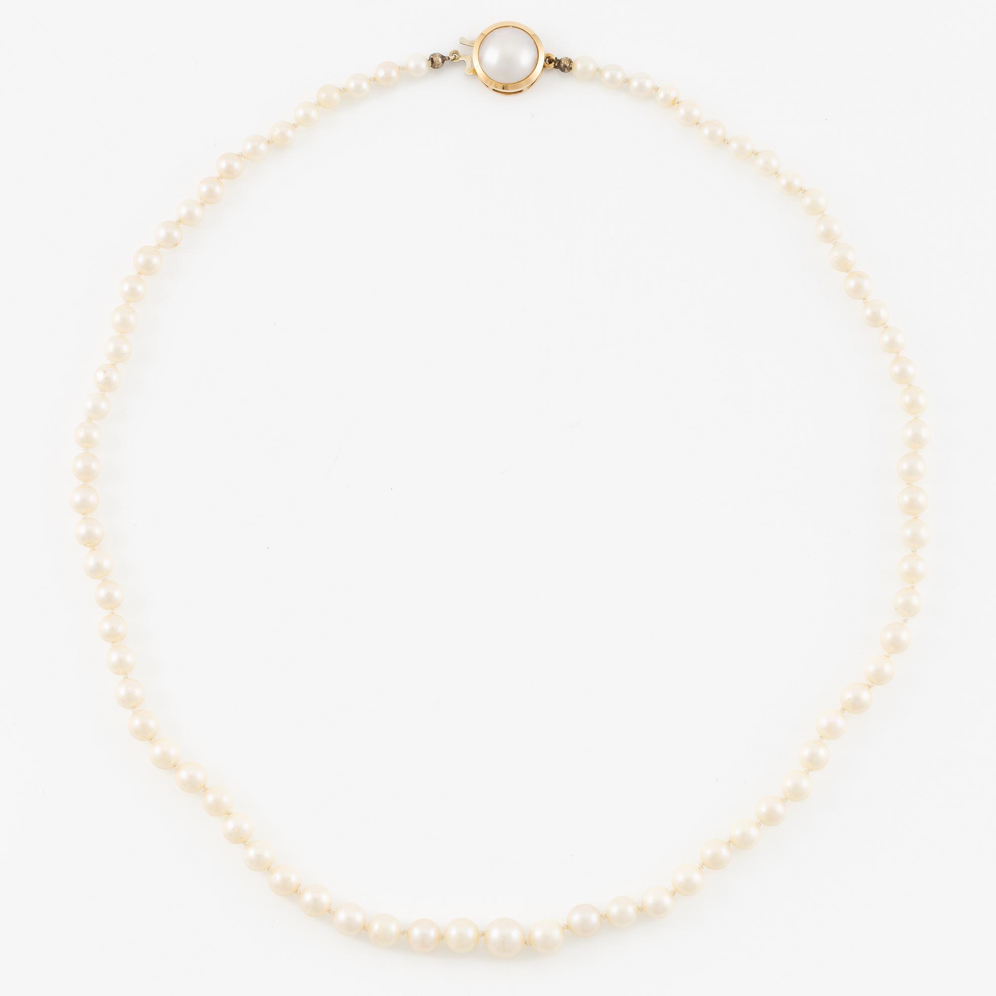 Necklace, with graduated cultured pearls, clasp in 18K gold.