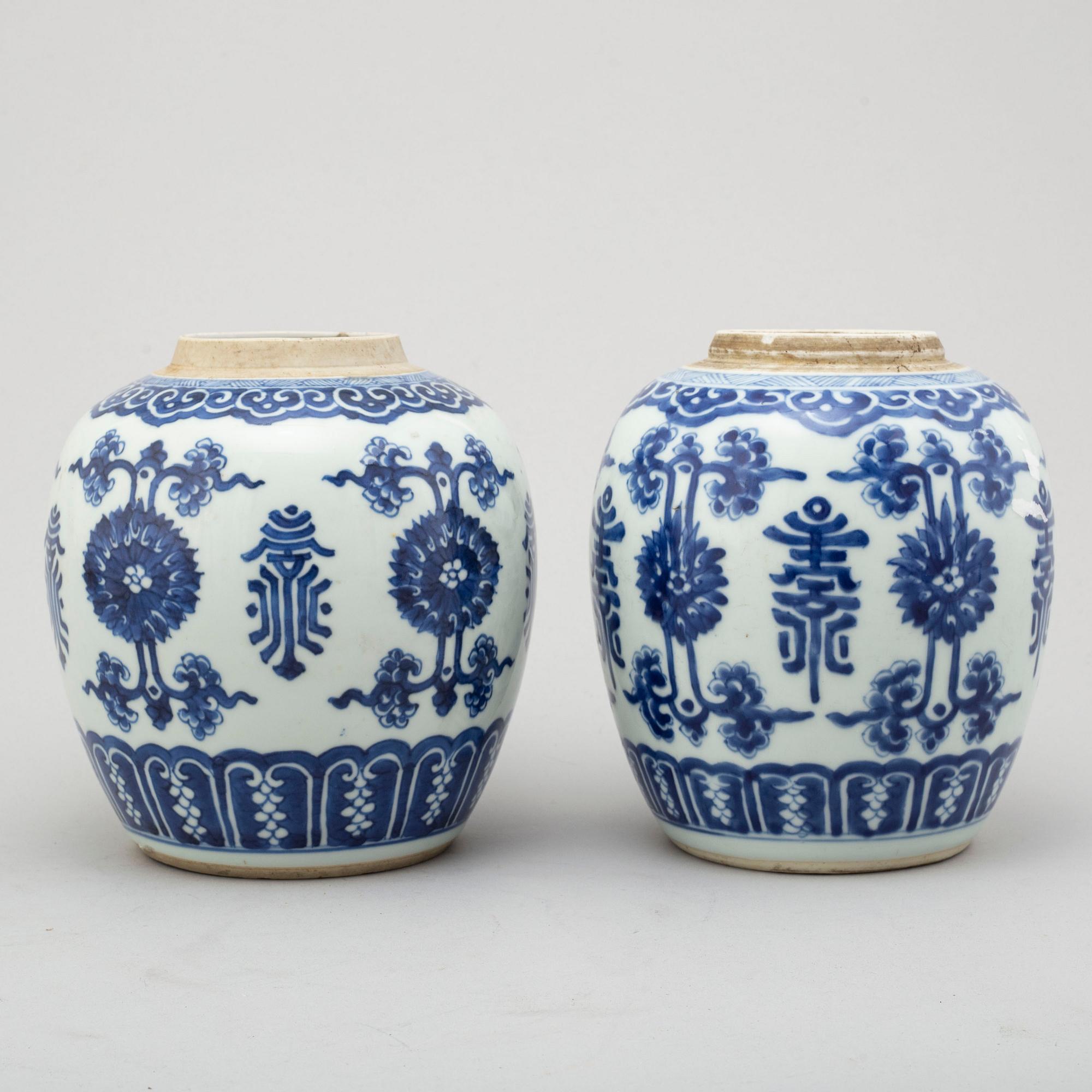 BOJANER, två stycken, porslin. Qingdynastin, Kangxi (1662-1722).