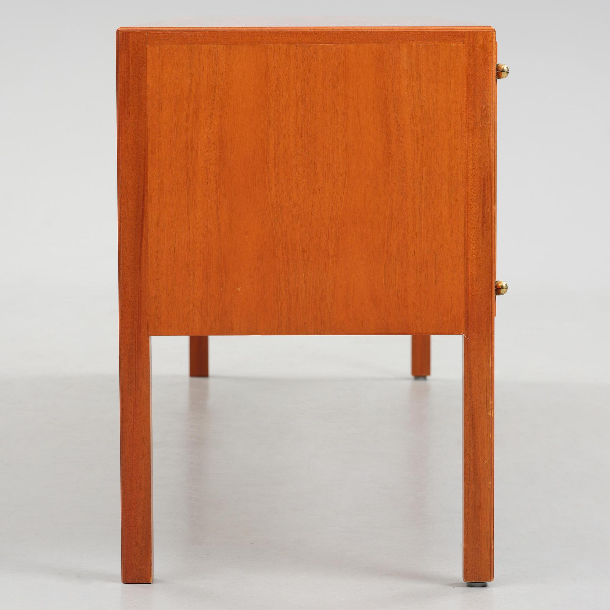 Josef Frank, sideboard, modell B 1015, Firma Svenskt Tenn, ca 2001.