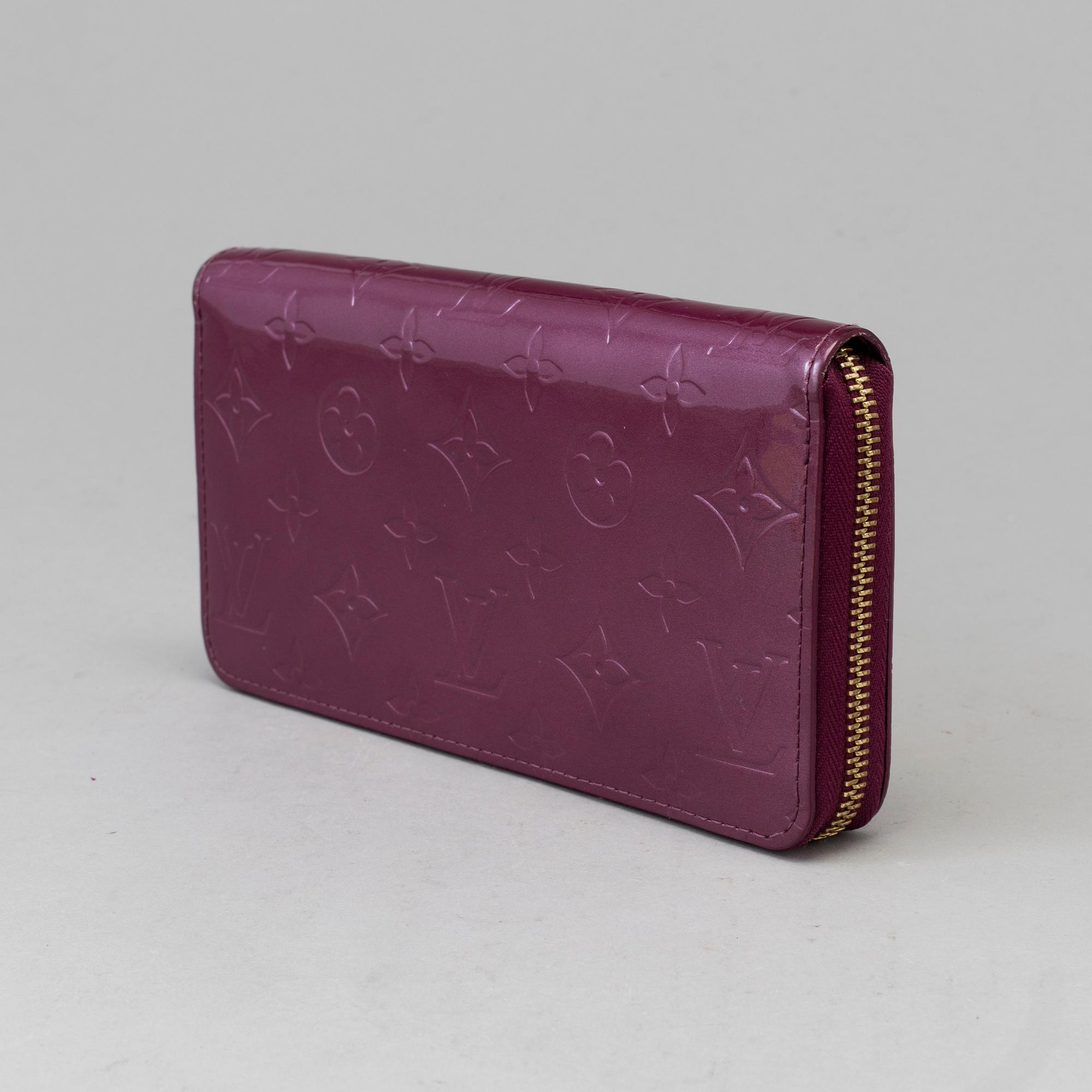 A Louis Vuitton "Zippy" wallet.