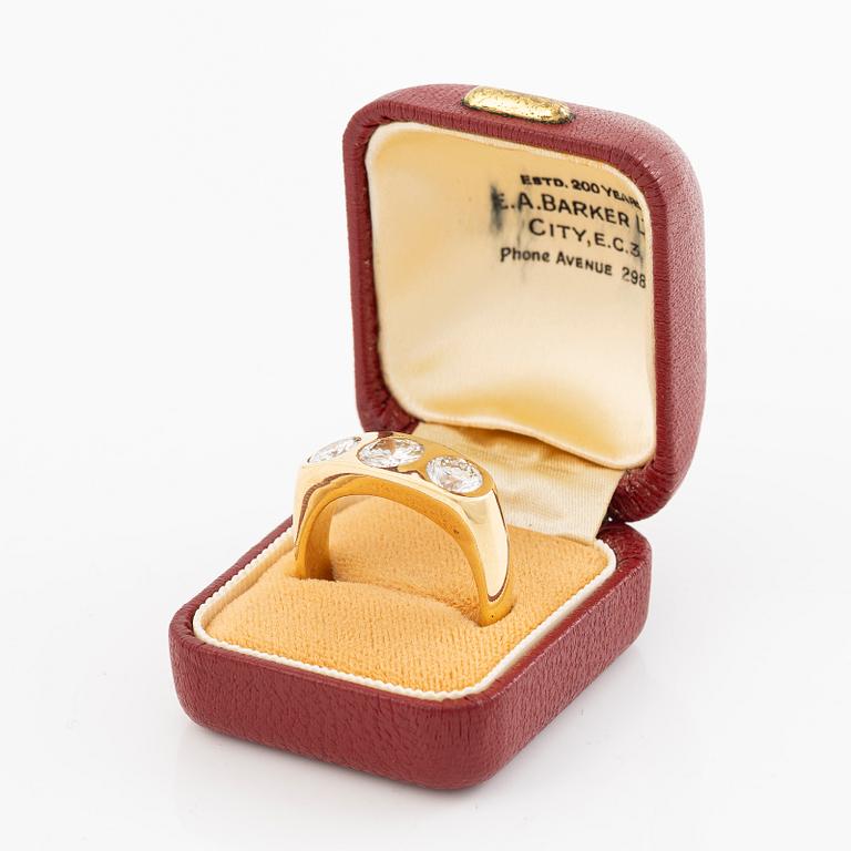 Ring in 18K gold with three brilliant-cut diamonds.