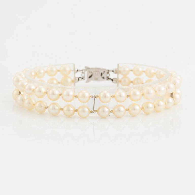 Armband, tvåradigt med odlade pärlor.