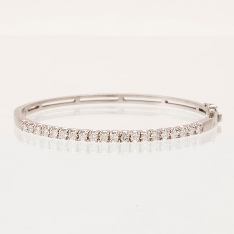 An 18K white gold bracelet set with round brilliant-cut diamonds.