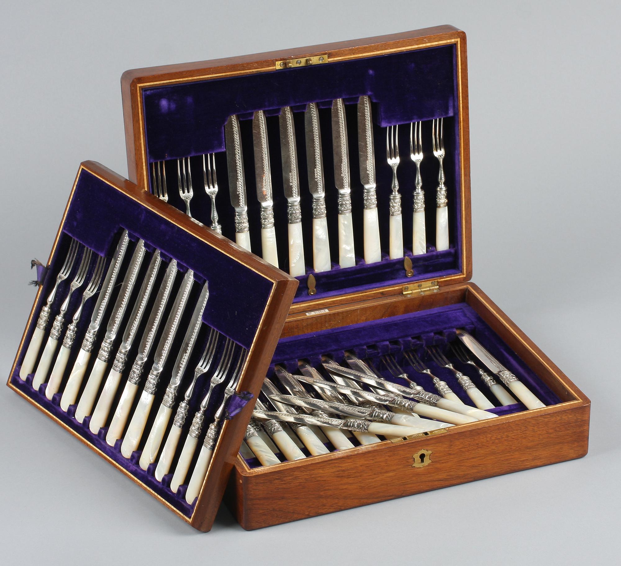 FRUKTBESTICK I SCHATULL, 48 delar, nysilver. England, omkring 1900.