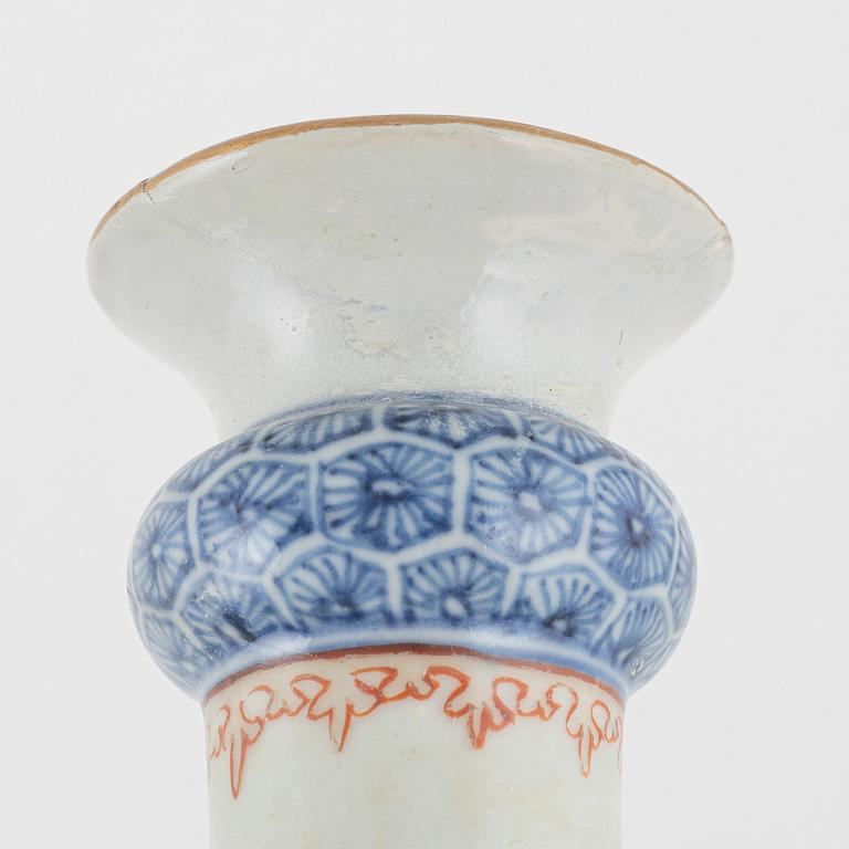 Vaser med lock, tre stycken samt flaska, kompaniporslin. Qingdynastin, Qianlong (1736-95).