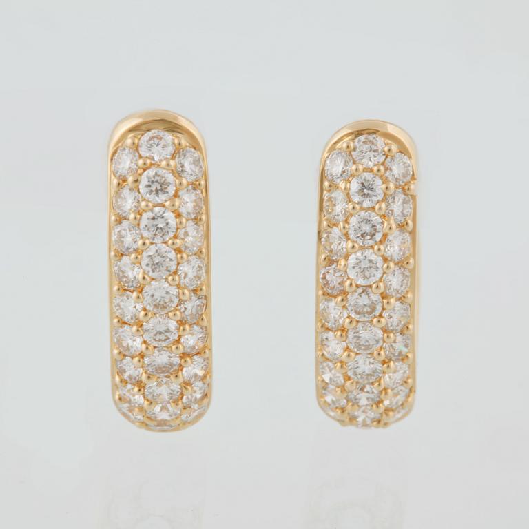 ÖRHÄNGEN, 18K guld med 56 briljantslipade diamanter, 1.44 ct.  Vikt 7,1 gram.