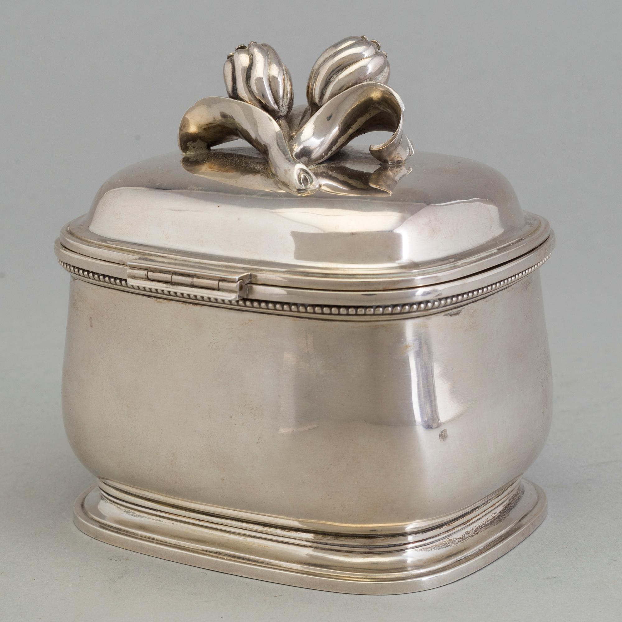 A sterlingsilver box and a sugar tong, Borgila, Stockholm 1952. Weight ca 425 grams.