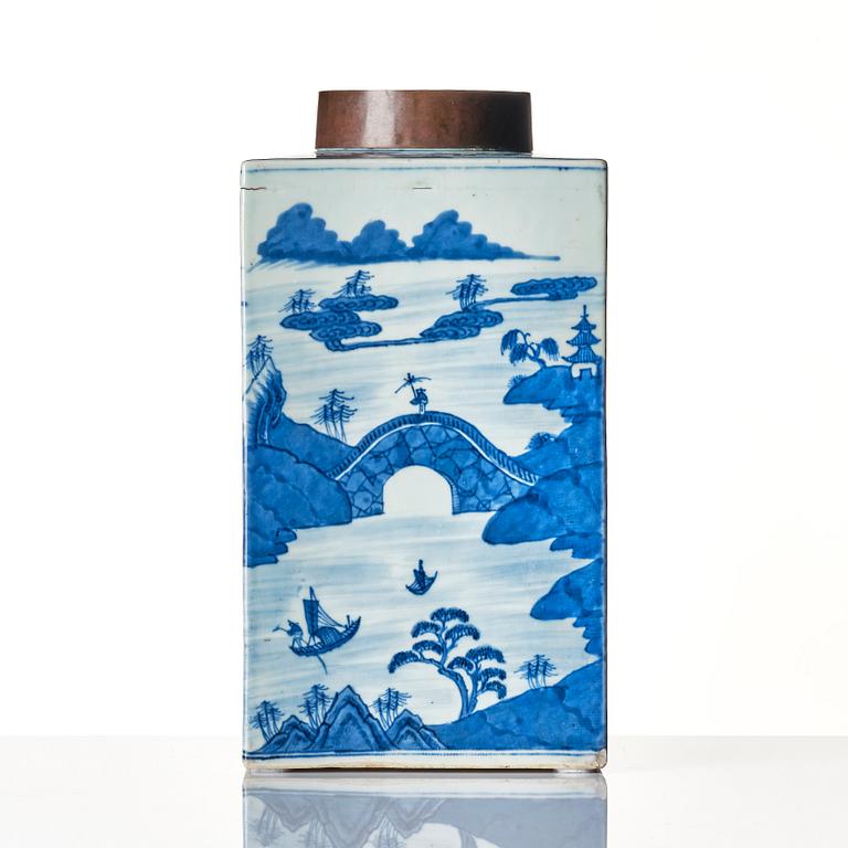 A large blue and white tea caddy, Qing dynasty, Qianlong (1736-95).