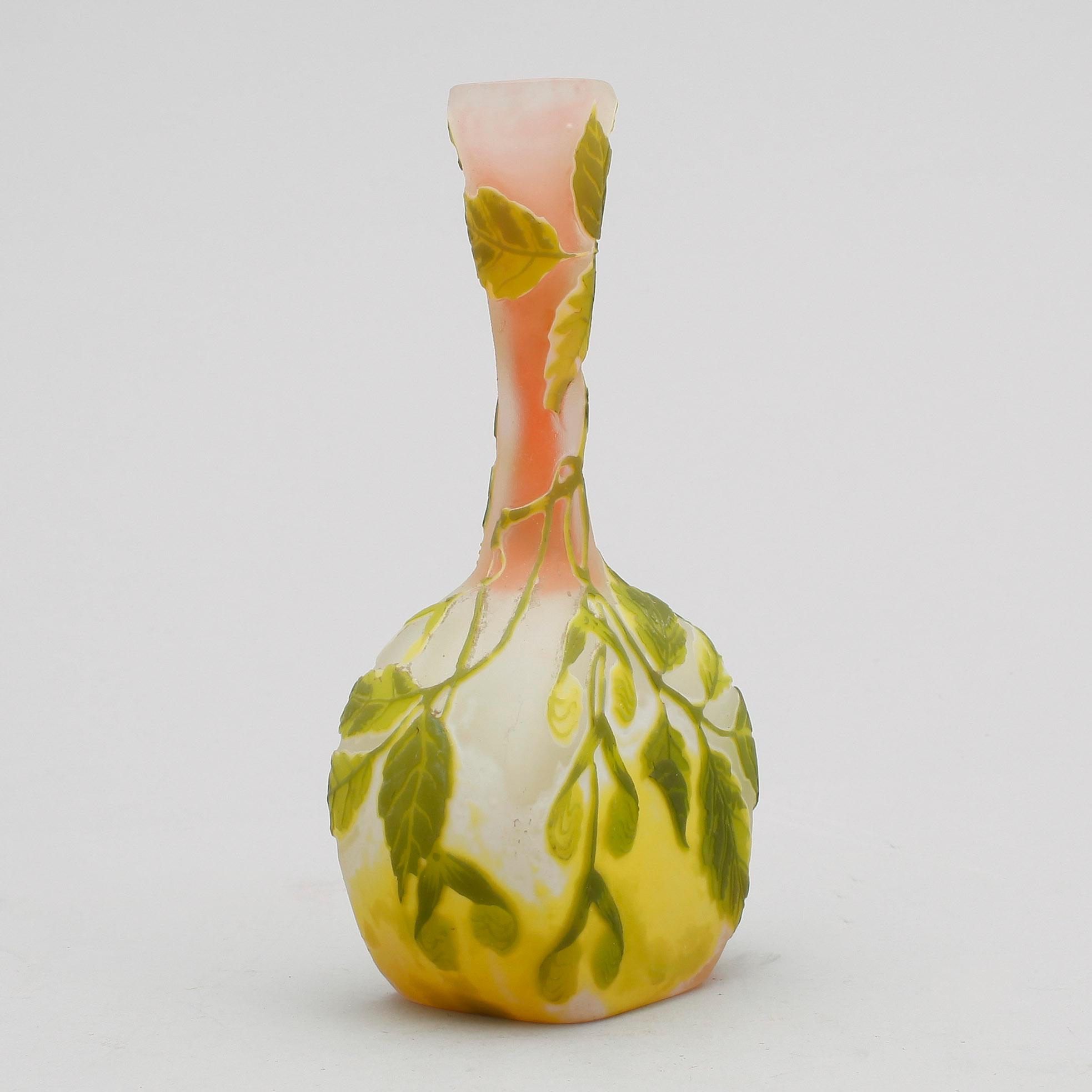 VAS, glas, Emile Gallé, Frankrike, jugend, 1900-talets första hälft, sign Gallé med stjärna.