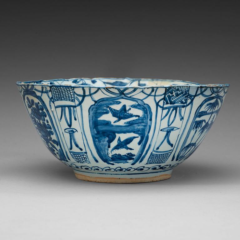 A large blue and white bowl, Ming dynasty, Wanli (1573-1620).