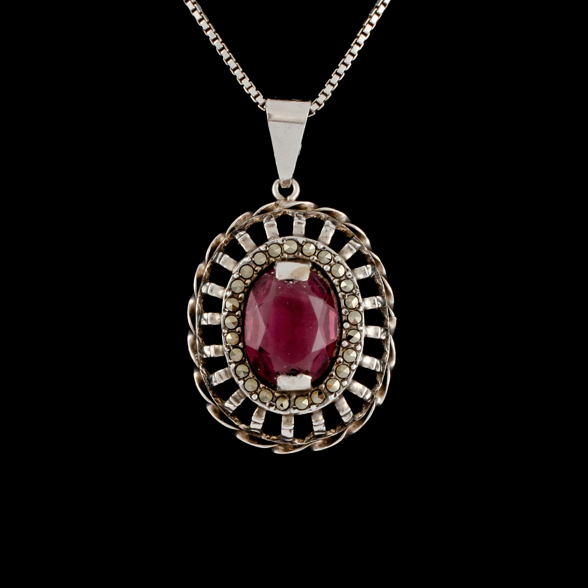 HÄNGE, silver med fasettslipad lila pastesten och markasiter, Lindesberg, 1951. Vikt 7 g.