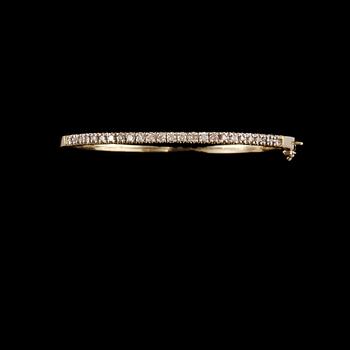 ARMRING, 14k guld med briljantslipade diamanter, ca 1.50 ct. Vikt 11 g.