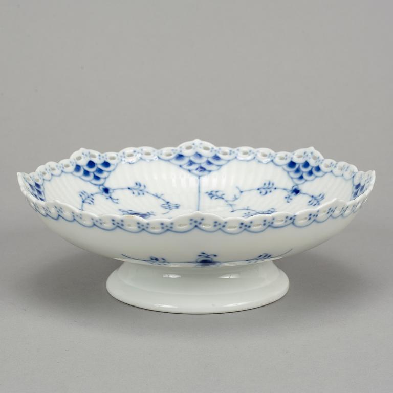 Royal Copenhagen, servisdelar, 14 delar, porslin. "Musselmalet", Danmark.