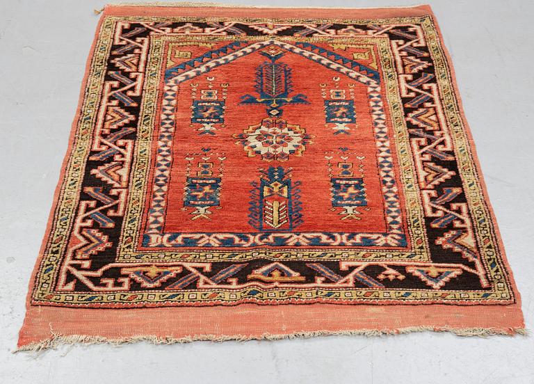 Matto, an antique Anatolian, ca 128 x 104,5-108 cm (as well as ca 8-10 cm flat weave at the ends).