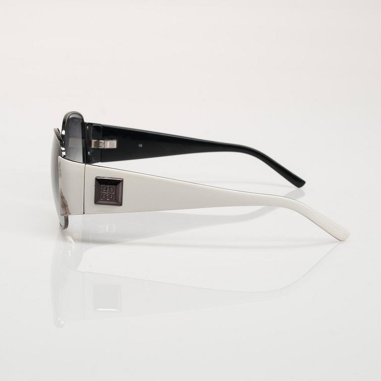 SOLGLASÖGON, Givenchy.