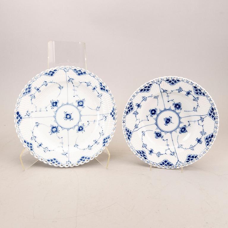 A 44 pcs Royal Copenhagen "Musselmalet" dinner service, Denmark, later part of the 20th century.