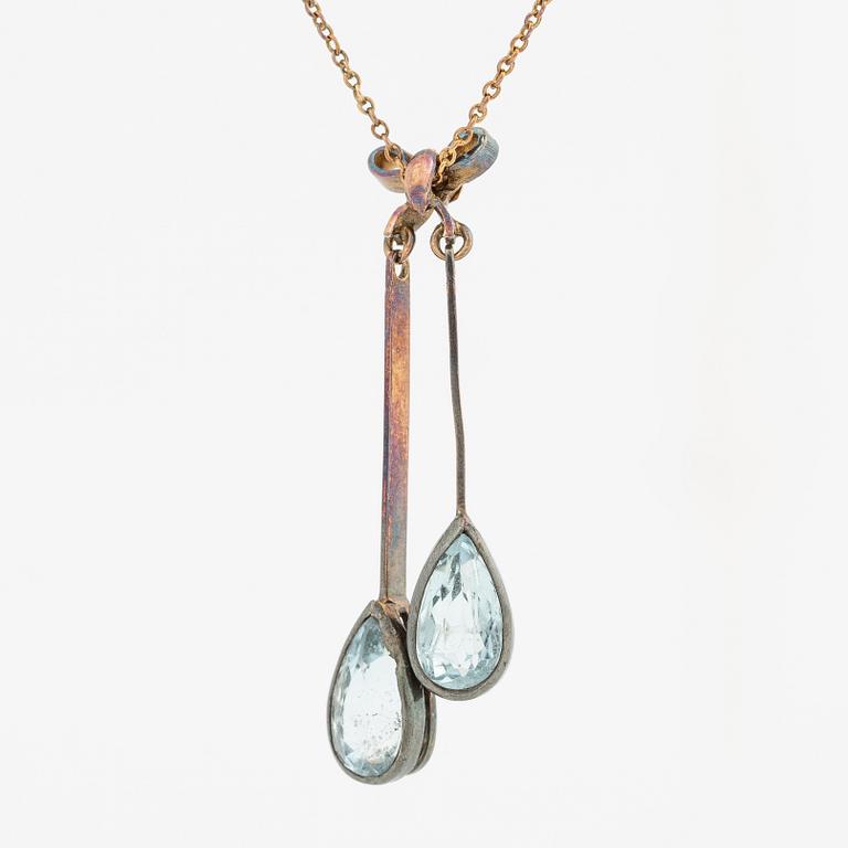 Hänge, 18K guld med två droppformade akvamariner.