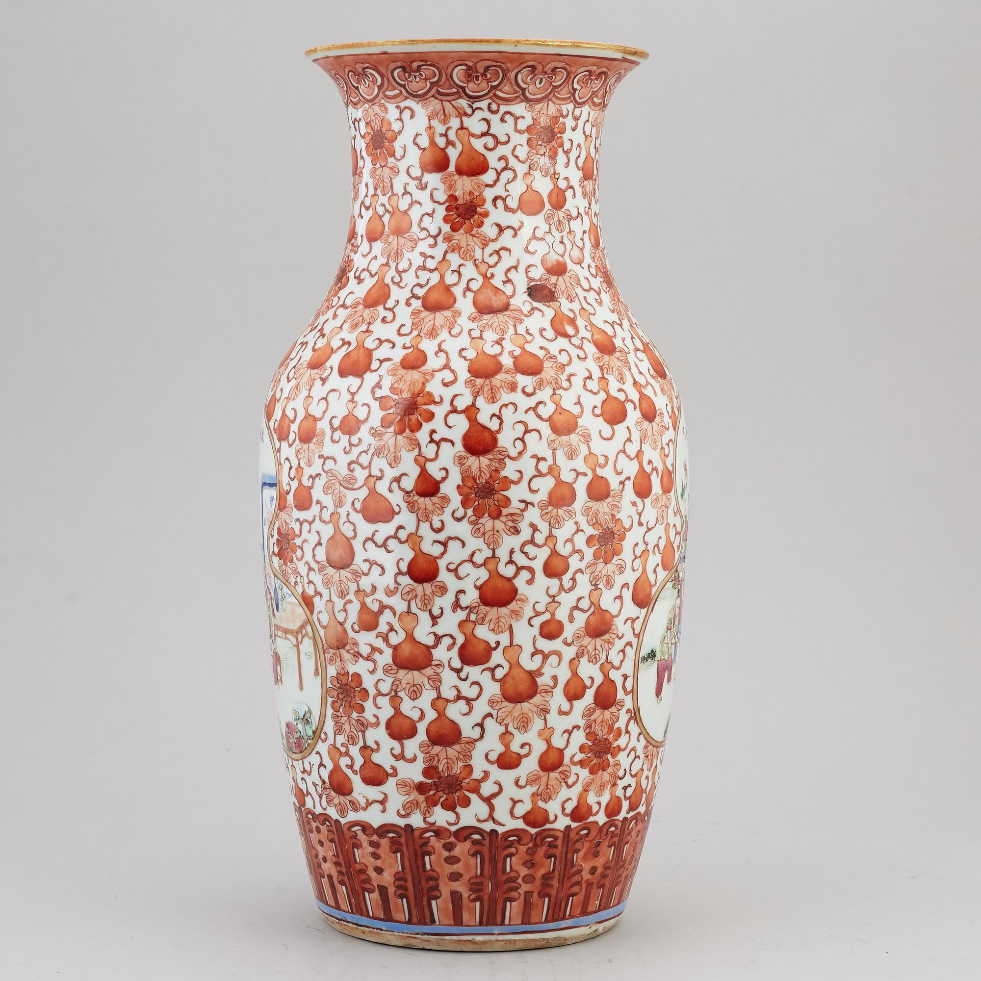 A large famille rose vase, Qing dynasty, late 19th century.